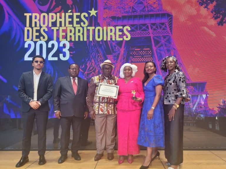 Ambassadrice Universelle de la Paix et Dignitaire d’Etat Nathalie-Aziza Munana honorée en France à la cérémonie des Trophées des Territoires organisée dans la salle Gustave Eiffel de la tour Eiffel.